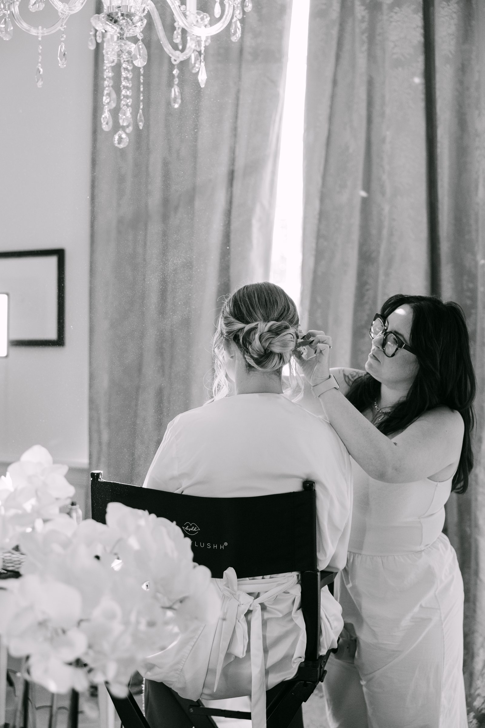 Mélanie réalisant un chignon de mariée